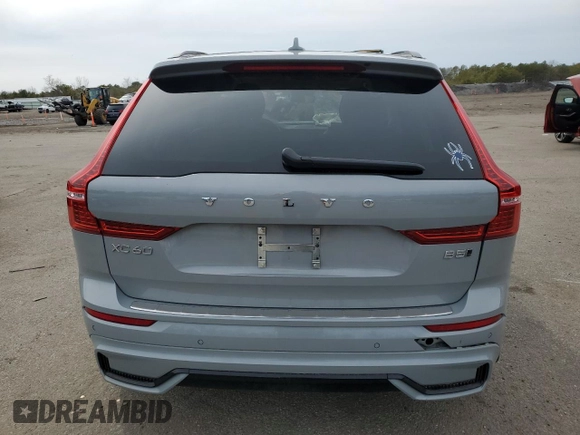 2024 Volvo XC60 Plus Dark Theme z VIN YV4L12RL3R1710498, wystawiony jako Copart lot #51565325 z przebiegiem 18 939 mil mil oraz Szkoda całkowita • Salvage title. Historia ofert i sprzedaży dostępna na DreamBid. Obrazek 6.
