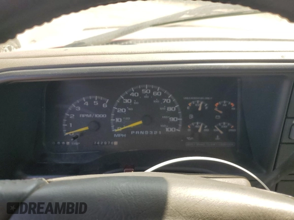 1999 Chevrolet Silverado 3500 z VIN 1GCHC33J3XF055520, wystawiony jako Copart lot #71958374 z przebiegiem 242 976 mil mil oraz Czysty tytuł • Clean title. Historia ofert i sprzedaży dostępna na DreamBid. Obrazek 9.