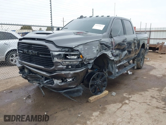 2024 Ram 2500 Laramie z VIN 3C6UR5FL1RG142556, wystawiony jako IAAI lot #41428812 z przebiegiem 42 004 mil mil oraz . Historia ofert i sprzedaży dostępna na DreamBid. Obrazek 6.