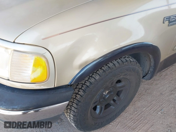 1999 Ford F-150 XL z VIN 1FTRX17L7XNB93799, wystawiony jako IAAI lot #42235164 z przebiegiem 299 846 mil mil oraz . Historia ofert i sprzedaży dostępna na DreamBid. Obrazek 12.