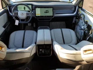2023 Rivian R1S Launch Edition z VIN 7PDSGABL1PN005988, wystawiony jako Copart lot #42556295 z przebiegiem 19 894 mil mil oraz Szkoda całkowita • Salvage title. Historia ofert i sprzedaży dostępna na DreamBid. Obrazek 8.
