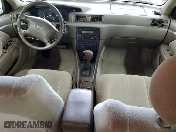 2001 Toyota Camry CE z VIN 4T1BG22K11U800794, wystawiony jako Copart lot #58505215 z przebiegiem 208 798 mil mil oraz Czysty tytuł • Clean title. Historia ofert i sprzedaży dostępna na DreamBid. Obrazek 8.