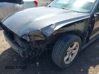 2015 Ford Mustang V6 z VIN 1FATP8EM8F5403003, wystawiony jako IAAI lot #42100184 z przebiegiem 77 532 mil mil oraz . Historia ofert i sprzedaży dostępna na DreamBid. Obrazek 6.