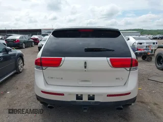 2015 Lincoln MKX z VIN 2LMDJ6JKXFBL29300, wystawiony jako IAAI lot #42121970 z przebiegiem 182 302 mil mil oraz . Historia ofert i sprzedaży dostępna na DreamBid. Obrazek 17.
