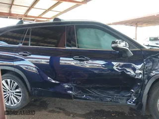 2022 Toyota Highlander Platinum with VIN 5TDFZRBH4NS234864, listed as a IAAI auction lot 41720207 with 23,460 mi miles. Bid and sale history available at carsss.com. Image 13.