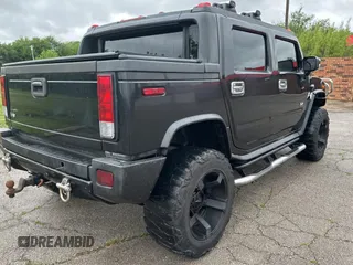 2005 Hummer H2 SUT z VIN 5GRGN22U15H123289, wystawiony jako Copart lot #55254575 z przebiegiem 161 105 mil mil oraz Tytuł czysty. Historia ofert i sprzedaży dostępna na DreamBid. Obrazek 4.