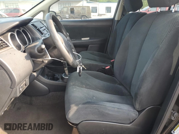2011 Nissan Versa S z VIN 3N1BC1CP4BL509998, wystawiony jako Copart lot #58521975 z przebiegiem 118 689 mil mil oraz Szkoda całkowita • Salvage title. Historia ofert i sprzedaży dostępna na DreamBid. Obrazek 7.