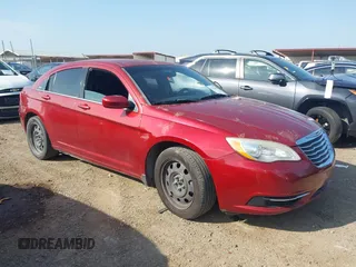 2014 Chrysler 200 LX z VIN 1C3CCBAB0EN207650, wystawiony jako IAAI lot #42214243 z przebiegiem 210 030 mil mil oraz . Historia ofert i sprzedaży dostępna na DreamBid. Obrazek 1.