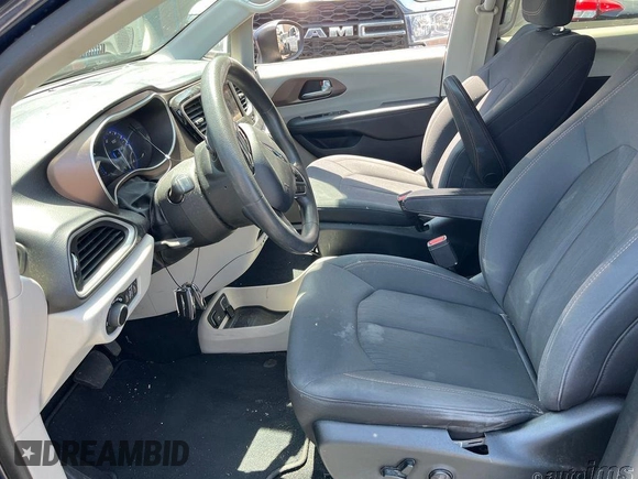 2019 Chrysler Pacifica Touring with VIN 2C4RC1DG7KR556147, listed as a IAAI auction lot 42599780 with 79,092 mi miles and . Bid and sale history available at DreamBid. Image 7.