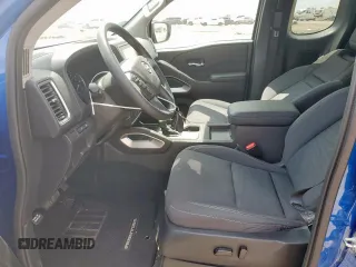 2024 Nissan Frontier SV z VIN 1N6ED1CM9RN670108, wystawiony jako Copart lot #56977805 z przebiegiem 15 430 mil mil oraz Szkoda całkowita • Salvage title. Historia ofert i sprzedaży dostępna na DreamBid. Obrazek 7.