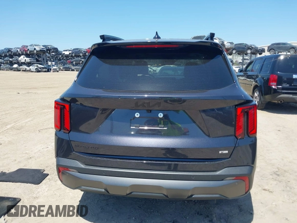 2025 Kia Sorento X-Line SX Prestige z VIN 5XYRKDJF5SG333500, wystawiony jako IAAI lot #42284751 z przebiegiem 8 733 mil mil oraz . Historia ofert i sprzedaży dostępna na DreamBid. Obrazek 16.