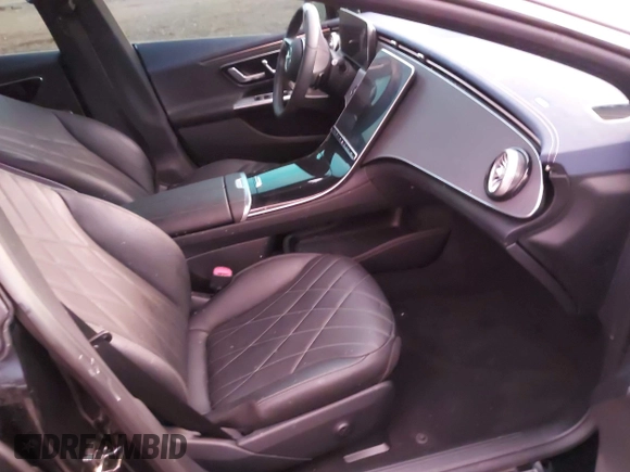 2024 Mercedes-Benz EQE 350+ z VIN W1KEG2BBXRF056894, wystawiony jako IAAI lot #40993238 z przebiegiem 7051 mil mil oraz . Historia ofert i sprzedaży dostępna na DreamBid. Obrazek 5.
