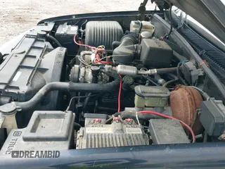 1996 Chevrolet Silverado 1500 z VIN 1GCEC14M0TZ129839, wystawiony jako IAAI lot #43298878 z przebiegiem 388 138 mil mil oraz . Historia ofert i sprzedaży dostępna na DreamBid. Obrazek 13.