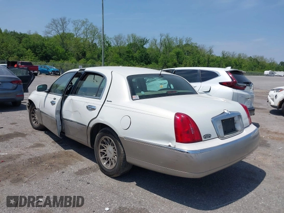 2002 Lincoln Town Car Signature z VIN 1LNHM82W72Y612350, wystawiony jako IAAI lot #42038177 z przebiegiem Nie podano mil oraz . Historia ofert i sprzedaży dostępna na DreamBid. Obrazek 3.