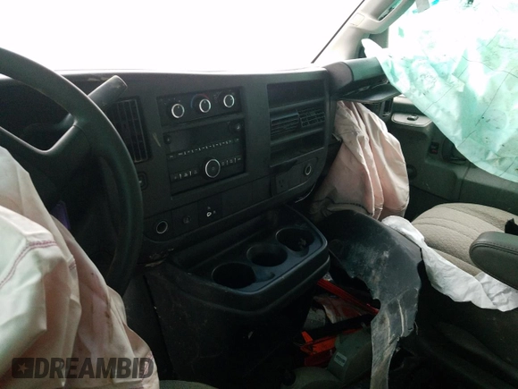 2019 GMC Savana z VIN 7GZ07SFG1KN003218, wystawiony jako Copart lot #84340584 z przebiegiem 383 500 mil mil oraz Szkody całkowita. Historia ofert i sprzedaży dostępna na DreamBid. Obrazek 8.