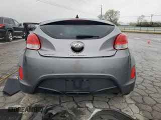 2015 Hyundai Veloster z VIN KMHTC6AD4FU241307, wystawiony jako Copart lot #53704525 z przebiegiem Nie podano mil oraz Szkoda całkowita • Salvage title. Historia ofert i sprzedaży dostępna na DreamBid. Obrazek 6.