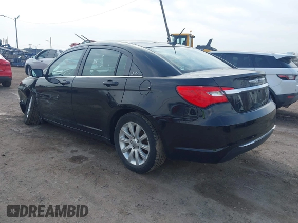 2013 Chrysler 200 Touring z VIN 1C3CCBBB5DN699931, wystawiony jako IAAI lot #42023004 z przebiegiem 62 737 mil mil oraz . Historia ofert i sprzedaży dostępna na DreamBid. Obrazek 3.