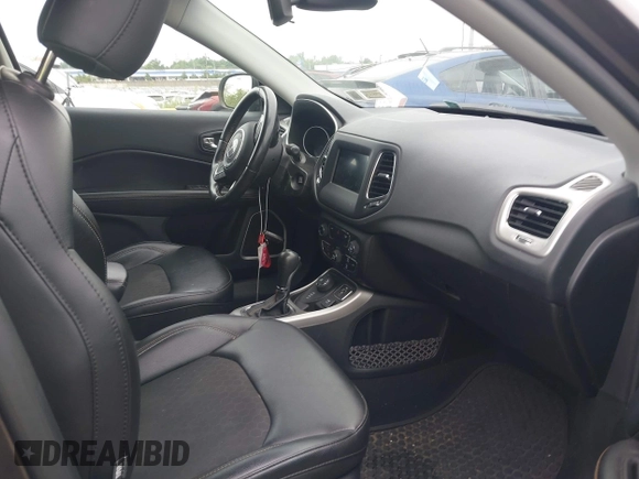 2020 Jeep Compass Latitude z VIN 3C4NJDBB4LT205322, wystawiony jako IAAI lot #42589298 z przebiegiem 50 665 mil mil oraz . Historia ofert i sprzedaży dostępna na DreamBid. Obrazek 5.