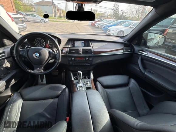 2013 BMW X6 xDrive50i z VIN 5UXFG8C54DL591836, wystawiony jako Copart lot #55171145 z przebiegiem 67 178 mil mil oraz Czysty tytuł • Clean title. Historia ofert i sprzedaży dostępna na DreamBid. Obrazek 9.