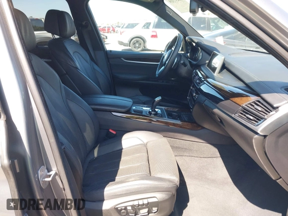 2015 BMW X5 xDrive50i z VIN 5UXKR6C59F0J76691, wystawiony jako IAAI lot #41857319 z przebiegiem 32 830 mil mil oraz . Historia ofert i sprzedaży dostępna na DreamBid. Obrazek 5.