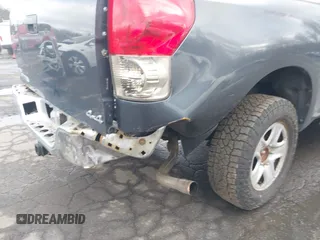 2008 Toyota Tundra z VIN 5TBBV54108S500025, wystawiony jako IAAI lot #41811354 z przebiegiem 131 142 mil mil oraz . Historia ofert i sprzedaży dostępna na DreamBid. Obrazek 6.