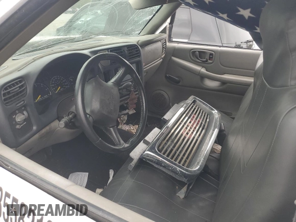 2002 GMC Sonoma SL z VIN 1GTCS145728219657, wystawiony jako Copart lot #85582124 z przebiegiem Nie podano mil oraz Szkody całkowita. Historia ofert i sprzedaży dostępna na DreamBid. Obrazek 8.