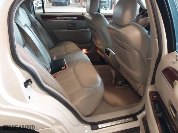 2005 Lincoln Town Car Signature Limited with VIN 1LNHM82W15Y638737, listed as a IAAI auction lot 41764583 with 99,875 mi miles. Bid and sale history available at carsss.com. Image 8.