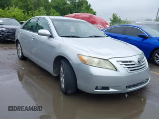 2007 Toyota Camry LE z VIN 4T1BK46K37U501935, wystawiony jako IAAI lot #42295553 z przebiegiem Nie podano mil oraz . Historia ofert i sprzedaży dostępna na DreamBid. Obrazek 1.