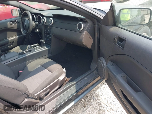 2005 Ford Mustang Deluxe z VIN 1ZVFT80N355240212, wystawiony jako IAAI lot #42426192 z przebiegiem 68 742 mil mil oraz . Historia ofert i sprzedaży dostępna na DreamBid. Obrazek 5.