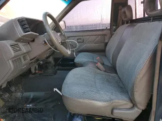 1995 Isuzu Pickup S z VIN JAACL11L1S7210899, wystawiony jako Copart lot #83460954 z przebiegiem 192 099 mil mil oraz Szkody całkowita. Historia ofert i sprzedaży dostępna na DreamBid. Obrazek 7.