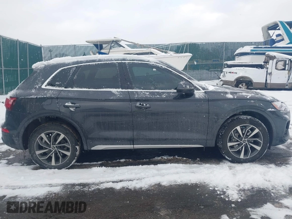 2021 Audi Q5 Premium with VIN WA1AAAFY1M2101881, listed as a IAAI auction lot 41399547 with 33,277 mi miles. Bid and sale history available at carsss.com. Image 13.