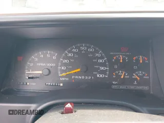 1999 GMC Suburban with VIN 3GKEC16R0XG547353, listed as a IAAI auction lot 40426884 with 284,689 mi miles. Bid and sale history available at carsss.com. Image 7.