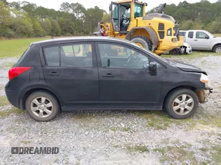 2009 Nissan Versa SL z VIN 3N1BC13E49L488417, wystawiony jako IAAI lot #41943795 z przebiegiem 221 010 mil mil oraz . Historia ofert i sprzedaży dostępna na DreamBid. Obrazek 13.