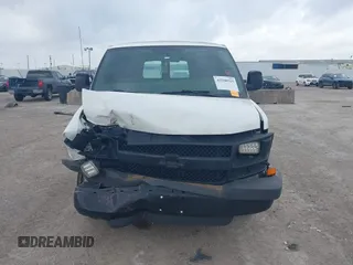 2016 Chevrolet Express Cargo z VIN 1GCWGBFF2G1138592, wystawiony jako IAAI lot #42500515 z przebiegiem Nie podano mil oraz . Historia ofert i sprzedaży dostępna na DreamBid. Obrazek 12.