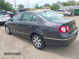 2006 Volkswagen Passat Value Edition z VIN WVWAK73C36P093366, wystawiony jako IAAI lot #42425785 z przebiegiem 53 125 mil mil oraz . Historia ofert i sprzedaży dostępna na DreamBid. Obrazek 3.