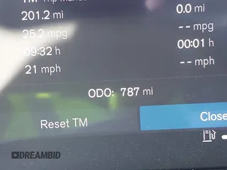 2025 Volvo XC40 Ultimate Dark Theme z VIN YV4L12UM3S2529546, wystawiony jako IAAI lot #42270947 z przebiegiem 787 mil mil oraz . Historia ofert i sprzedaży dostępna na DreamBid. Obrazek 16.