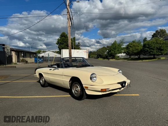 1985 Alfa Romeo Spider Veloce z VIN ZARBA5415F1020937, wystawiony jako Copart lot #63728494 z przebiegiem 115 547 mil mil oraz Tytuł czysty. Historia ofert i sprzedaży dostępna na DreamBid. Obrazek 1.