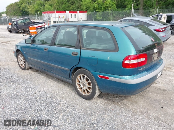 2001 Volvo V40 z VIN YV1VW29531F656295, wystawiony jako IAAI lot #42280990 z przebiegiem 175 196 mil mil oraz . Historia ofert i sprzedaży dostępna na DreamBid. Obrazek 3.