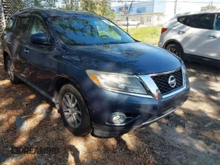 2013 Nissan Pathfinder SV with VIN 5N1AR2MM5DC626081, listed as a IAAI auction lot 41977979 with 140,933 mi miles. Bid and sale history available at carsss.com. Image 1.