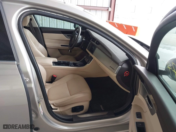 2016 Jaguar XF 35t Prestige with VIN SAJBE4BV2GCY16583, listed as a IAAI auction lot 41997274 with 81,186 mi miles. Bid and sale history available at carsss.com. Image 5.