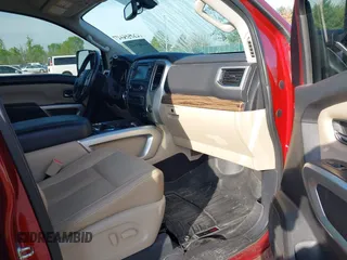 2016 Nissan Titan Platinum Reserve z VIN 1N6BA1F25GN500184, wystawiony jako IAAI lot #42185647 z przebiegiem 176 417 mil mil oraz . Historia ofert i sprzedaży dostępna na DreamBid. Obrazek 5.