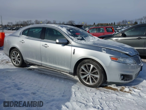 2011 Lincoln MKS z VIN 1LNHL9DR9BG610248, wystawiony jako IAAI lot #41616241 z przebiegiem 152 530 mil mil oraz . Historia ofert i sprzedaży dostępna na DreamBid. Obrazek 1.