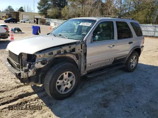 2003 Ford Escape XLT Popular with VIN 1FMYU03163KB45334, listed as a Copart auction lot 86947804 with 121,234 mi miles and Salvage Title. Bid and sale history available at carsss.com. Image 1.