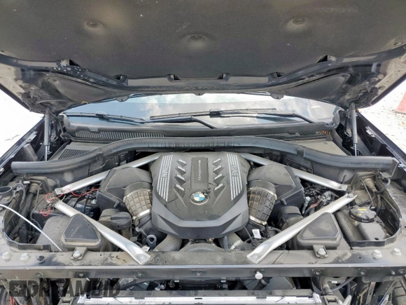 2022 BMW X6 M50i z VIN 5UXCY8C09N9J10045, wystawiony jako Copart lot #57225715 z przebiegiem 54 024 mil mil oraz Szkoda całkowita • Salvage title. Historia ofert i sprzedaży dostępna na DreamBid. Obrazek 12.