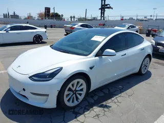 2022 Tesla Model 3 Long Range z VIN 5YJ3E1EB9NF113601, wystawiony jako IAAI lot #42173612 z przebiegiem 95 454 mil mil oraz . Historia ofert i sprzedaży dostępna na DreamBid. Obrazek 2.