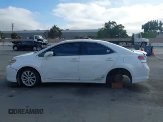 2010 Lexus HS 250h z VIN JTHBB1BA5A2022143, wystawiony jako IAAI lot #42509311 z przebiegiem Nie podano mil oraz . Historia ofert i sprzedaży dostępna na DreamBid. Obrazek 14.
