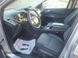 2017 Ford Escape SE z VIN 1FMCU0GD4HUC87353, wystawiony jako IAAI lot #42556028 z przebiegiem 71 174 mil mil oraz . Historia ofert i sprzedaży dostępna na DreamBid. Obrazek 1.