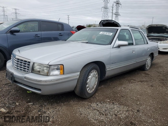 1999 Cadillac DeVille z VIN 1G6KD54Y2XU807846, wystawiony jako Copart lot #53070705 z przebiegiem Nie podano mil oraz Czysty tytuł • Clean title. Historia ofert i sprzedaży dostępna na DreamBid. Obrazek 1.