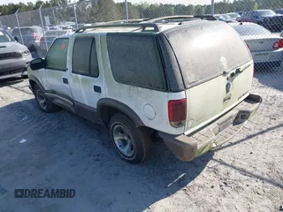 1999 Chevrolet Blazer LS z VIN 1GNCS13W9X2130068, wystawiony jako IAAI lot #41898280 z przebiegiem 171 764 mil mil oraz . Historia ofert i sprzedaży dostępna na DreamBid. Obrazek 3.