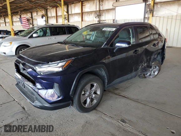 2022 Toyota RAV4 XLE z VIN 2T3P1RFV1NW290805, wystawiony jako Copart lot #62831595 z przebiegiem 61 392 mil mil oraz Szkoda całkowita • Salvage title. Historia ofert i sprzedaży dostępna na DreamBid. Obrazek 1.